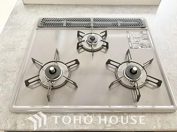 毎日料理をする方や、品数を多く作りたいご家族に、嬉しい3口コンロ。複数の調理を同時に進められるため、忙しい時間帯の夕食準備もスムーズにはかどります。料理の効率と、楽しさを広げてくれる、必須の設備です。