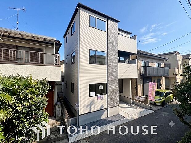 実際に生活する側に立って設計した工夫が要所要所に感じられる、きめ細やかさが魅力の邸宅。お客様が求める本当の住み心地を追求し、快適な暮らしのためのひと手間と工夫を惜しみなく注ぎ込んだこだわりの住まいです