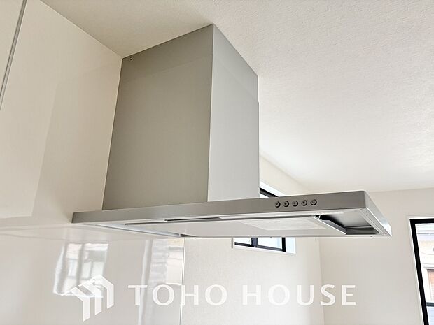 調理中の煙や臭いを、効率よく排出し、キッチン空間を清潔に保つレンジフード。リビングに臭いが広がるのを防ぎ、いつでも爽やかな空間をキープします。お料理の時間をより快適に、スマートにサポートする設備です。