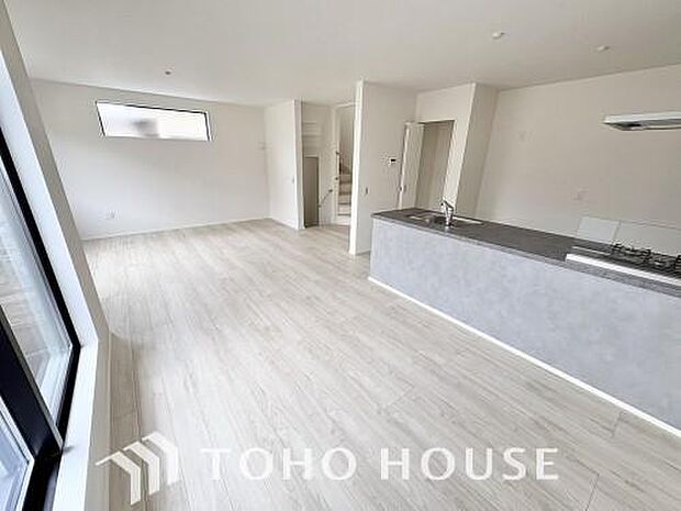 建物の居住性にこだわった邸宅は、「落ち着き」と「安らぎ」と「快適」を実現してくれます。「ホワイトナチュラルのテイスト」が、自然体で過ごせる心地良さを生み出し、家族の優しい時間がここでは流れてゆきます。
