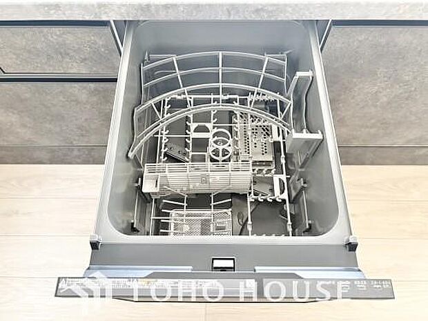 すっきり収まるビルトイン食洗機。手洗いでは難しい高温のお湯や、高圧水流を使うことにより、頑固な油汚れも、効果的に落とすことができます。家事の時間を大幅に短縮し、毎日の暮らしにゆとりをもたらす設備です。