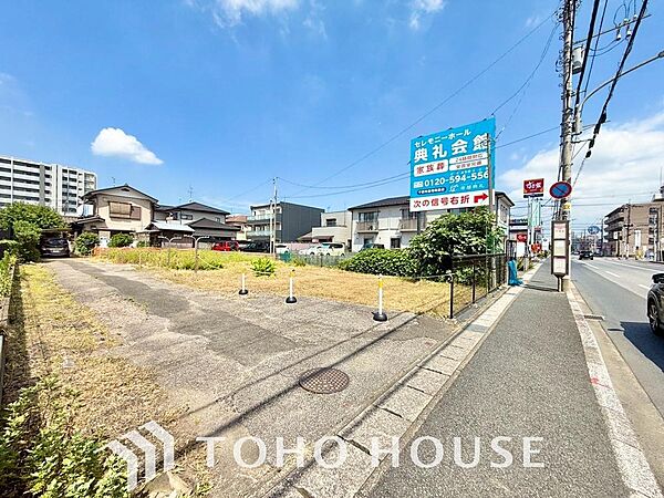 周辺環境とのコラボレーションにより明るく開放的な空間を演出しております。