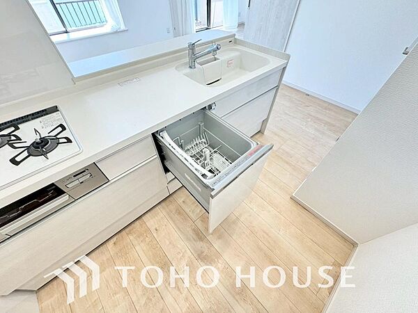 すっきり収まるビルトイン食洗機。手洗いでは難しい高温のお湯や、高圧水流を使うことにより、頑固な油汚れも、効果的に落とすことができます。家事の時間を大幅に短縮し、毎日の暮らしにゆとりをもたらす設備です。