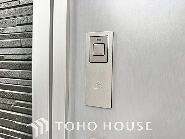 ICチップを用いたカードキー等で玄関扉の施錠&解錠が出来る設備。最近は鍵穴の無いドアも増えてます。