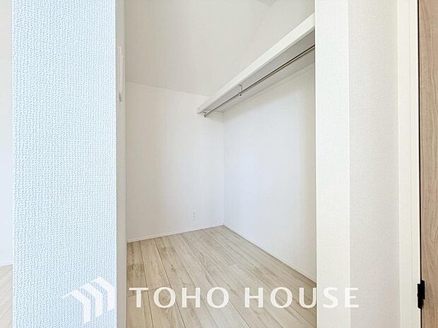 大容量のウォークインクローゼット。大きさ&広さの感覚が画像では伝わりづらいので是非現地をご覧下さい。