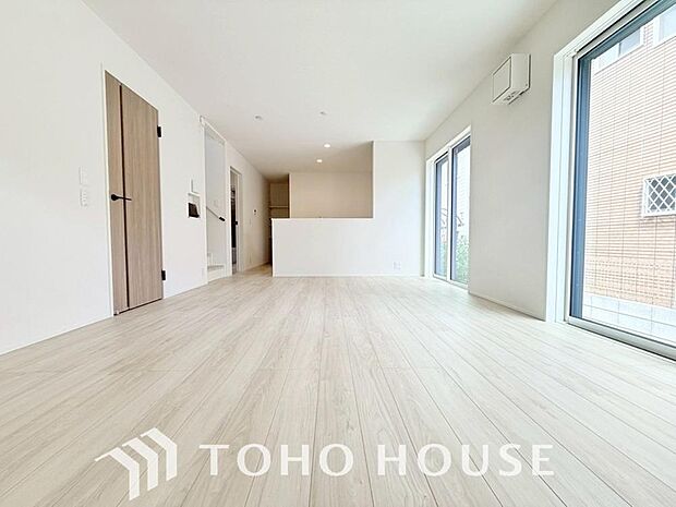 光が注がれる青い空から鮮やかに赤色にゆっくりと染まる。そんな優しい時間がここでは流れてゆく。