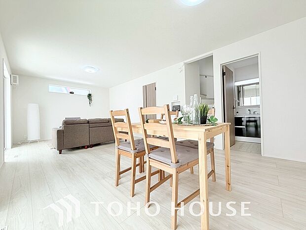 夫婦そろってキッチンに立っても調理がしやすく余裕の広さ。家事をしながら会話も弾みます。