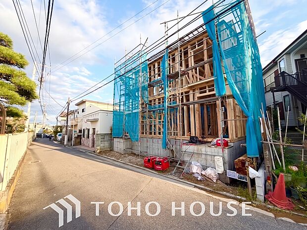 街並みの風景に包み込まれながら、瀟洒な印象も湛えて佇みます。