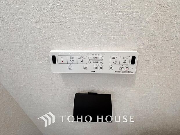 快適な温水洗浄便座(ウォシュレット)を完備。毎日使う場所だからこそ清潔でお手入れがしやすい衛生的な機能にこだわりました。冬場でも便座が温かく、季節を問わず誰もが心地よく使える嬉しい標準設備となります。