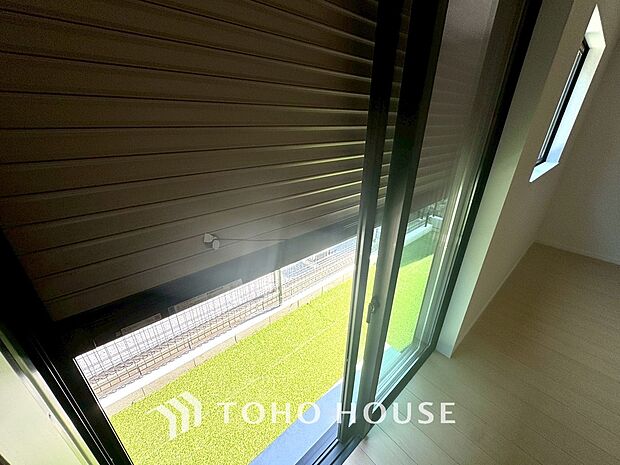 戸建には防犯機能付きシャッターを完備しています。寒い冬でも窓を開けずに、室内からラクラク開閉できるため、毎日の生活がとても便利で快適になります。冷気も入らず、防犯面でも非常に安心できる充実の設備です。