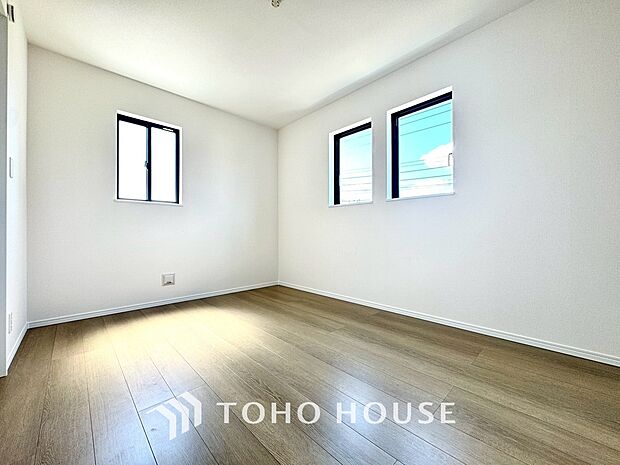 お子様の心と身体を見守る子供部屋。小さな自立心を育むお部屋作りを見越してぜひご覧ください。成長に合わせたレイアウト変更もしやすく、のびのびと過ごせる工夫が詰まった、家族の未来に寄り添う快適な空間です。