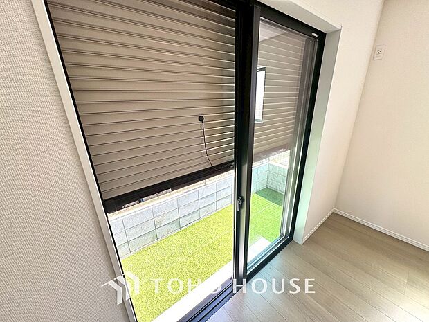 戸建には防犯機能付きシャッターを完備しています。寒い冬でも窓を開けずに、室内からラクラク開閉できるため、毎日の生活がとても便利で快適になります。冷気も入らず、防犯面でも非常に安心できる充実の設備です。