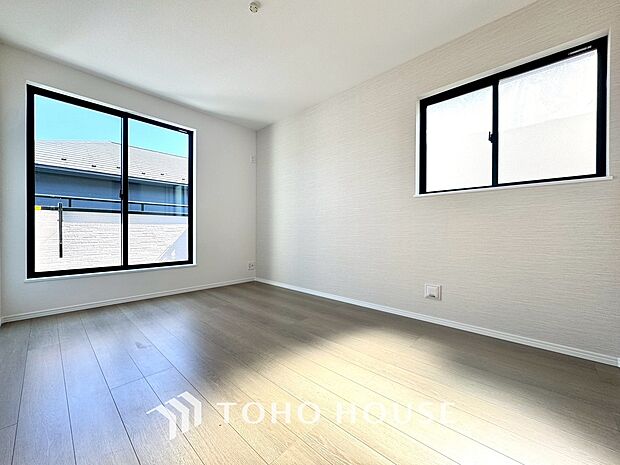 心と体をゆったりと安らげる主寝室。寝室のゆとりが大きい分だけ、日々の暮らしの安らぎはより深まります。一日の疲れを心地よく癒やし、贅沢なプライベートタイムを穏やかに過ごせる、広々とした快適な空間ですね。
