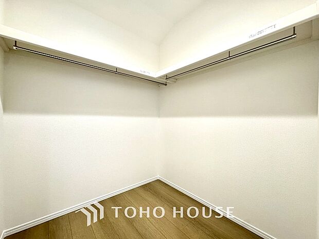 たっぷりと荷物が入るよう、ウォークインクローゼットを完備いたしました。お洋服はもちろん、スーツケースや季節物の家電までまとめてすっきりと収納できるため、お部屋の広さを最大限に活かせる嬉しい設計ですね。