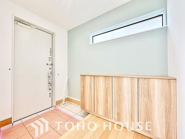 家族を毎日見送り、優しく迎え入れる「帰りたくなる家」がテーマの自慢の玄関。大切なゲストも心地よく招き入れられるよう、お好みの照明やディスプレイにこだわって住まいの顔を素敵に演出してみてはいかがですか。