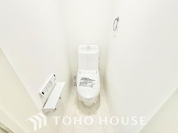 清潔な空間であって頂けますように、目に留まるだけではなく、汚れをふき取り易いフロアと壁紙をチョイス。快適な温水洗浄便座付。手洗い一体型のトイレはスペースの節約ができ、ゆったりとした空間が確保できます。