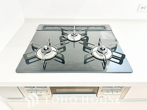 毎日料理をする方や、品数を多く作りたいご家族に、嬉しい3口コンロ。複数の調理を同時に進められるため、忙しい時間帯の夕食準備もスムーズにはかどります。料理の効率と、楽しさを広げてくれる、必須の設備です。