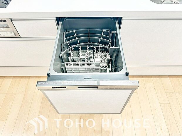 すっきり収まるビルトイン食洗機。手洗いでは難しい高温のお湯や、高圧水流を使うことにより、頑固な油汚れも、効果的に落とすことができます。家事の時間を大幅に短縮し、毎日の暮らしにゆとりをもたらす設備です。