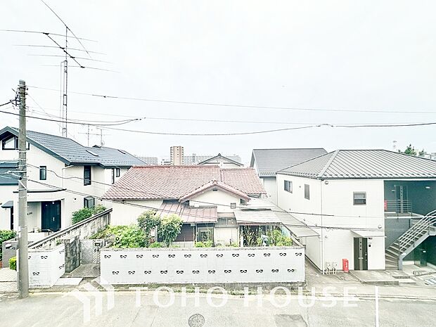 建物の居住性にこだわった邸宅は、「落ち着き」と「安らぎ」と「快適」を実現してくれます。「ホワイトナチュラルのテイスト」が、自然体で過ごせる心地良さを生み出し、家族の優しい時間がここでは流れてゆきます。