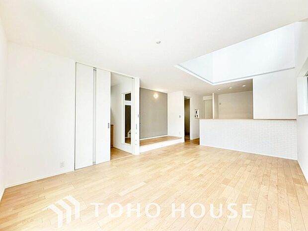 建物の居住性にこだわった邸宅は、「落ち着き」と「安らぎ」と「快適」を実現してくれます。「ホワイトナチュラルのテイスト」が、自然体で過ごせる心地良さを生み出し、家族の優しい時間がここでは流れてゆきます。