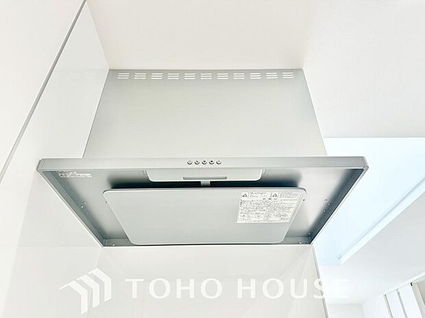 調理中の煙や臭いを、効率よく排出し、キッチン空間を清潔に保つレンジフード。リビングに臭いが広がるのを防ぎ、いつでも爽やかな空間をキープします。お料理の時間をより快適に、スマートにサポートする設備です。
