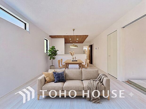 造りこんだ空間演出の妙が生み出す光と質のハーモニーは、この住宅のクオリティの良さを実感させてくれますね。モダンで美しい佇まいが、毎日の暮らしに彩りを添えてくれます。※家具・家電はAI加工によるものです