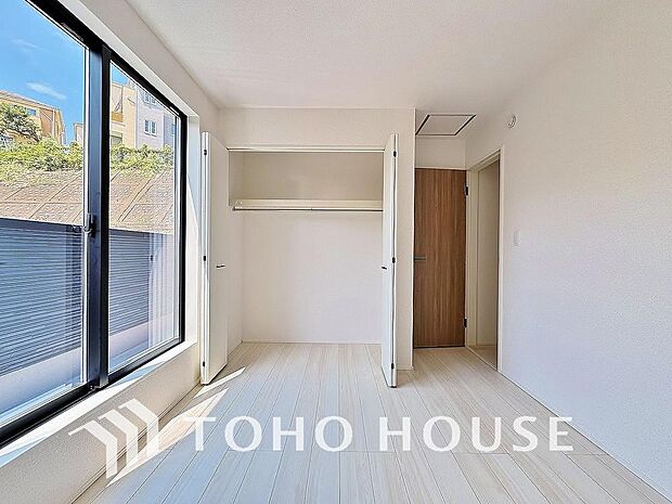 お子さまの心と身体を見守る子供部屋として、小さな自立心を育むお部屋作りを見越してご覧下さい。成長に合わせてレイアウトを変更しやすく、のびのびと過ごせる設計に。将来の夢や個性を豊かに育む安心の空間です。