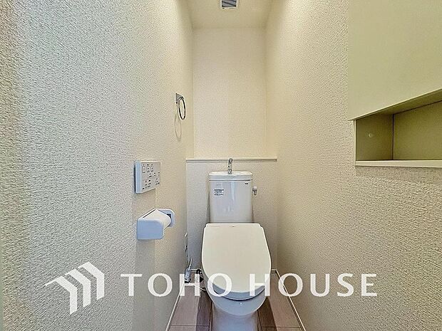 家族が毎日使うプライベートな空間。清潔で使いやすいトイレにすることで、日々の暮らしがより快適になります。最新の機能とお手入れのしやすい設計を施し、いつでも気持ちよく、家族誰もが安心して使える空間です。
