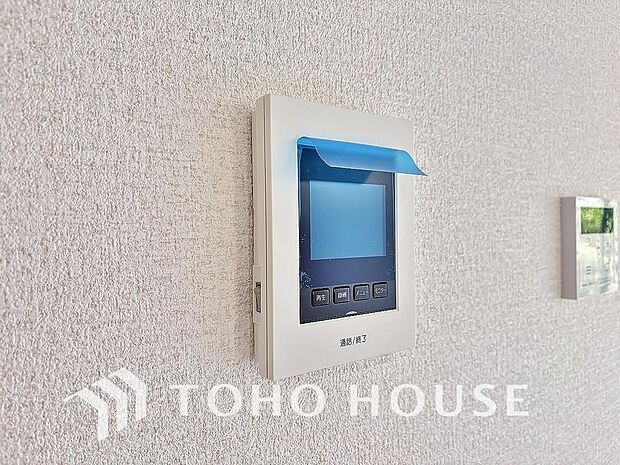 不審者対策や突然の訪問販売への対応に効果を発揮するTVモニター付きインターホン。家事の手を止めることなく、室内の画面越しに用件を確認できるため、日々の余計なストレスを減らし安全な毎日を支えてくれます。