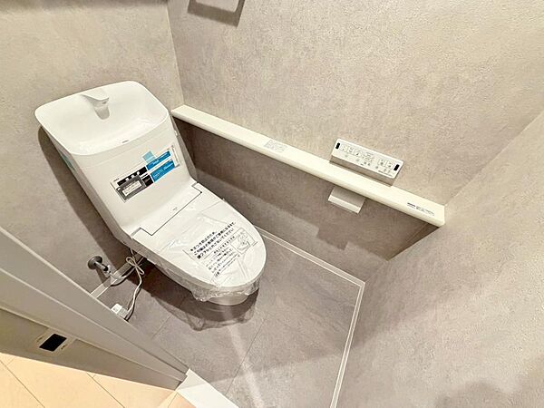 清潔な空間であって頂けますように、目に留まるだけではなく、汚れをふき取り易いフロアと壁紙をチョイス。
