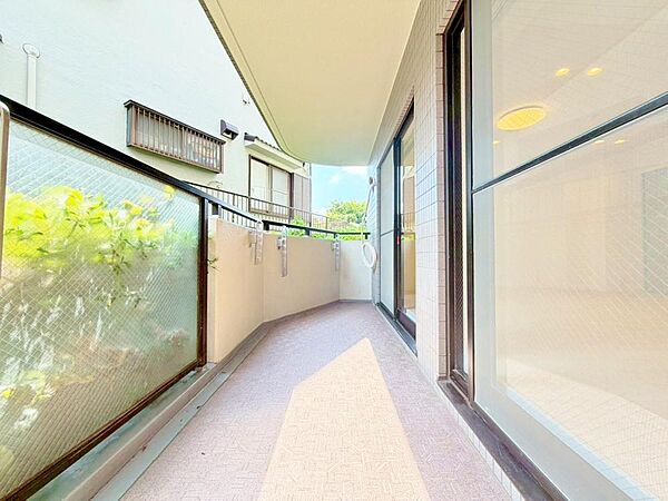 太陽に愛された邸は、陽当り、通風に優れた魅力的で快適さを追求した邸宅です。