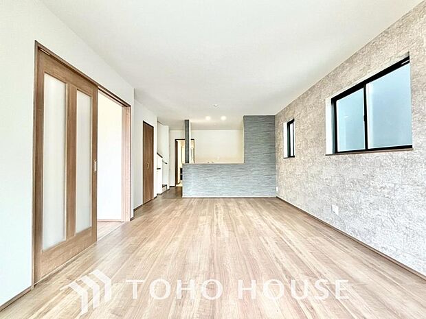 光が注がれる青い空から鮮やかに赤色にゆっくりと染まる。そんな優しい時間がここでは流れてゆく。