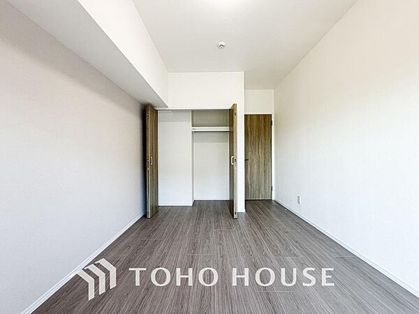 一日の疲れを癒やしてくれる主寝室。時を忘れて過ごす場所として過ごせるお部屋。