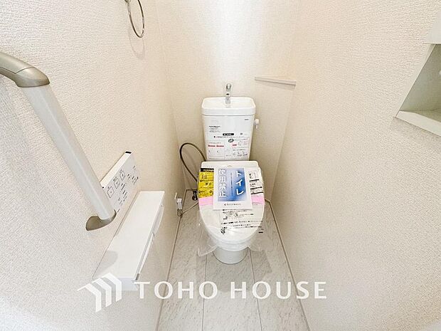 日々の暮らしの中で、ふっと一息つけるプライベートなレストルーム。清潔感と心地よさを大切にしたシンプルな空間設計が、住まう人に穏やかなゆとりを提供します。毎日使う場所だからこそ、細部まで配慮された一室。