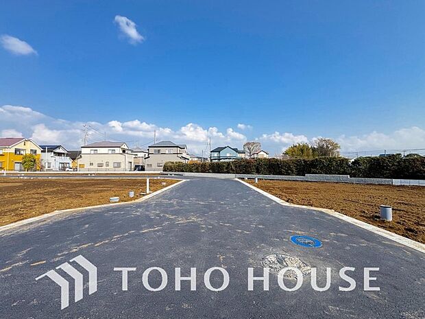 周辺環境とのコラボレーションにより明るく開放的な空間を演出しております。