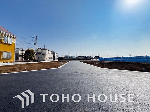 街並みの風景に包み込まれながら、瀟洒な印象も湛えて佇みます。