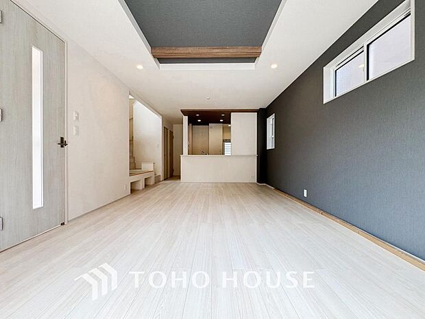 広々としたLDKは、家族が自然に集まりやすく、一緒に過ごす時間を楽しめる工夫が施されています。陽光が差し込む開放的な空間で、自然と会話が弾み笑顔が溢れます。心地よい団らんを育む、こだわり満載の住まい。