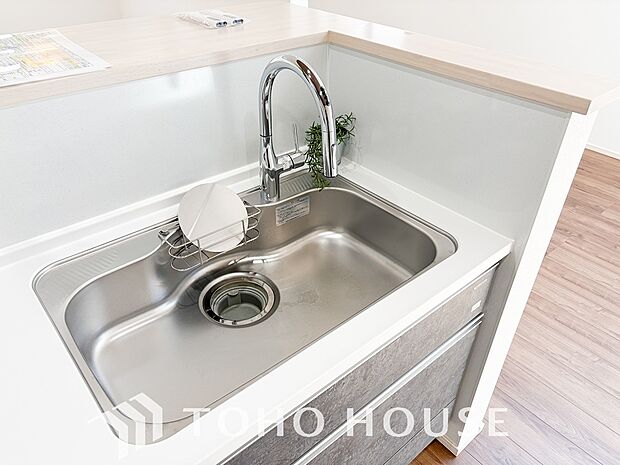「浄水機能一体型水栓」安全でおいしい水を手軽に。ボタンひとつで浄水と原水に切り替わる浄水器一体型水栓。お米を研ぐ際やお子様のためのご飯をつくる際に、ちゃんときれいなお水を使える安心も備わっています。