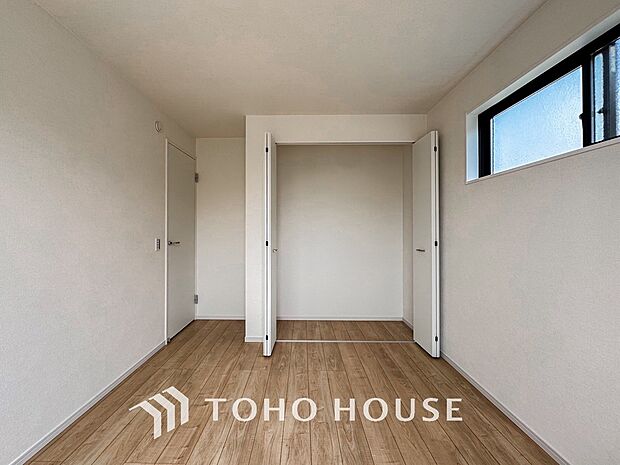 収納に便利なクローゼットを備えた、家具配置の自由度が高いシンプルな洋室です。画像と現地では広さや明るさの感覚が大きく変わります。暮らしのイメージを膨らませるためにも、ぜひご自身の目で確かめてください。