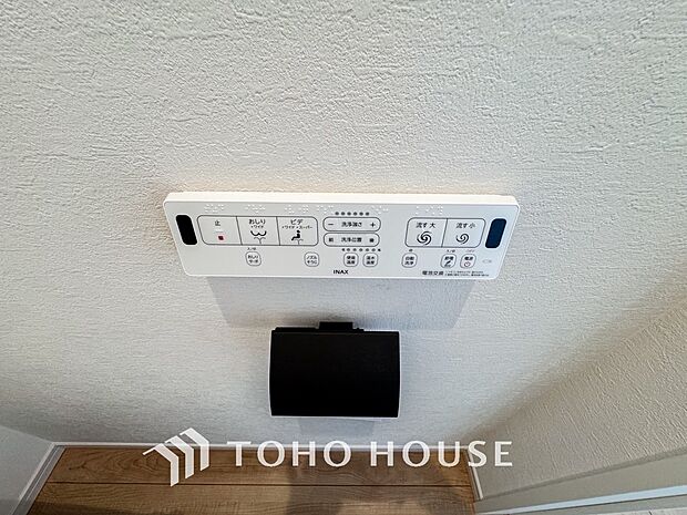 清潔で快適なトイレタイムをサポートする、温水洗浄便座を完備しました。気になるニオイを抑える脱臭機能なども備えており、いつも爽やかで心地よい空間を保ちます。日々の暮らしに寄り添う嬉しいこだわり設備です。