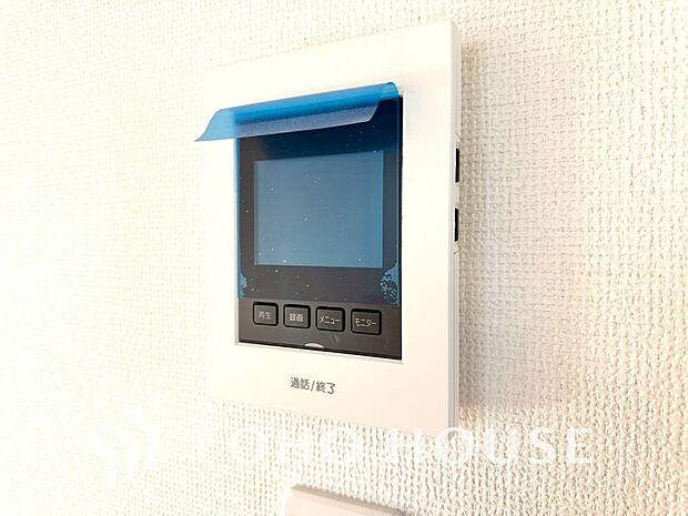 「見える安心」を実現するTVモニター付きインターホンを設置。来訪者の顔を室内から一目で確認できるため、防犯性が高く、お子様の留守番時も安心です。家族の安全を守る確かな配慮を、ぜひ現地でお確かめ下さい。