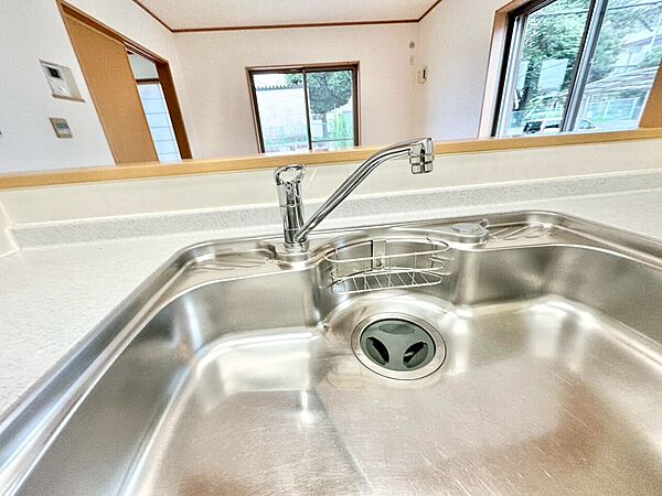 日々進化するキッチン設備。使いやすい水栓など、料理を円滑にする配慮を随所に施しました。機能性と操作性を追求したシンク周りが、毎日の調理や後片付けを、ストレスなく快適にし、日々の家事を心地よく支えます。