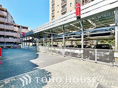 敷地内に駐車場を完備しており、雨の日のお買い物や、お子様との外出もスムーズです。お車を身近に停められる安心感が、日々のフットワークを軽くします。最新の空き状況や月額料金は、お気軽にお問い合わせ下さい。