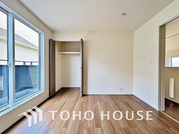 笑顔が溢れ、会話が弾む豊かな時を過ごすことができる空間で、お住まいになった幸せをかみしめてください。ゆとりある広さを誇るお部屋は、お気に入りの家具を自由に配置して、自分だけの快適な空間を創り出せます。