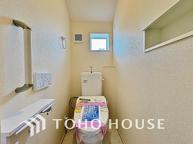 家族が毎日使うプライベートな空間です。清潔で使いやすいトイレにすることで快適に過ごすができます。実用的な収納スペースもしっかりと完備されており、トイレットペーパーや掃除用具をすっきりと綺麗に隠せます。