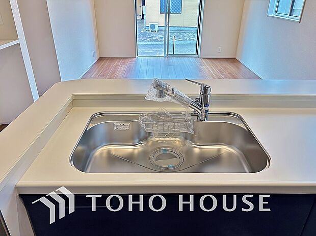 安全でおいしい水が手軽に。ボタン一つで浄水と原水をスムーズに切り替えられる浄水器一体型水栓を使用。蛇口まわりがすっきり美しく収まるデザインで、大切な家族の健康的な食生活をいつでも優しくサポートします。
