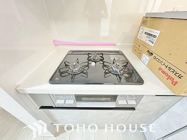 一度に複数のお料理を並行して作れる、便利な3口コンロを採用。毎日のキッチンタイムを大幅に効率化し、忙しい時間帯の家事をサポートします。料理がもっと楽しくなる、機能的で使いやすい設備を現地でご覧下さい。