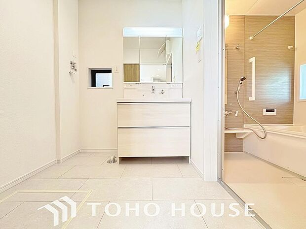 平日の朝でも落ち着きと寛ぎを感じられ、気持ちよく身だしなみを整えられる洗面空間。シンプルだからこそ使いやすく、お掃除もしやすいスタンダードなデザインの洗面台なので、いつでも清潔な状態をキープできます。