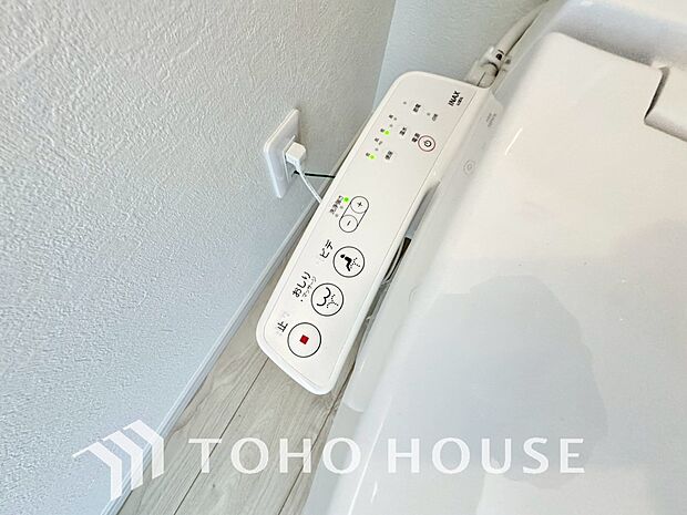 清潔で快適なトイレタイムをサポートする、温水洗浄便座を完備しました。気になるニオイを抑える脱臭機能なども備えており、いつも爽やかで心地よい空間を保ちます。日々の暮らしに寄り添う嬉しいこだわり設備です。