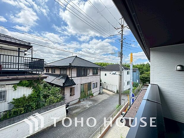 爽やかな風が吹き抜けるバルコニーの先には、開放的な青空と美しい戸建住宅街の街並みが広がります。遮るもののないのびやかな景色を日常の中で贅沢に味わえる、周辺環境と眺望の良さが大きな魅力の住まいです。